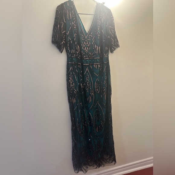 Elegant long dress gown - Picture 3 of 11